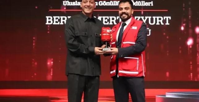 Mesut Özil, Berkay Mert Özyurt’a “Sporun Gönüllüsü” Ödülünü Takdim Etti