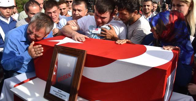 Acılı Baba Oğlunun Cenazesini Öperek Toprağa Verdi