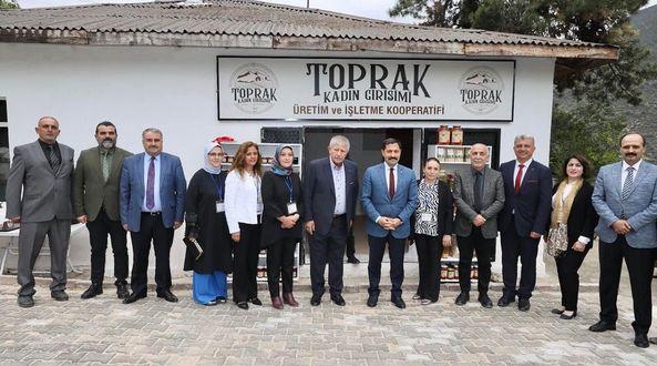 Belediye Başkanımız Sn. Mehmet Sarı İl Protokolümüz ile birlikte, kadınların bir araya gelerek kurdukları Toprak Kadın Girişimi Üretme ve İşletme Kooperatifi’nin açılışına katılım sağladı