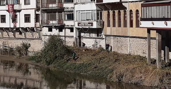 temizlik çalışmalarını sürdürüyor.