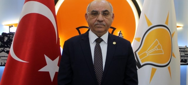 Ak Parti Amasya Milletvekili Mustafa Levent Karahocagil bir akademisyen tarafından peygamber efendimiz H.Z. Muhammed’e iftira ve hakaret edildiği iddiaları üzerine soruşturma başlatıldığını duyurdu. Karahocagil sosyal medyadan yaptığı paylaşımda, “İki cihan serveri, alemlere rahmet Efendimiz Hz. Muhammed’e bir üniversitemizde görev yapan bir akademisyen tarafından iftira ve hakaret edildiği ile ilgili iddialar üzerine ilgili kurumlarımız soruşturma başlatmıştır. Kim olursa olsun, ne amaçla olursa olsun, alemlere rahmet Peygamber Efendimize hakaret edemez, ettirmeyiz. Edenden hesabı elbet sorulur. Kimse inanmak, iman etmek, sevmek zorunda değil. İman bir nasip meselesidir. Rabbim herkese nasip etsin. Ancak herkes saygı duymak zorunda” ifadelerine yer verd