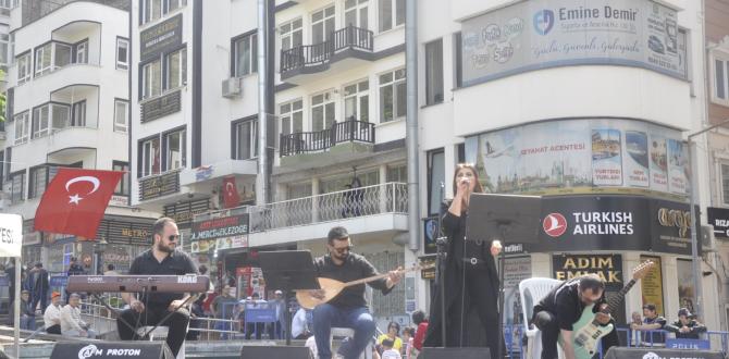 1 Mayıs İşçi Bayramı’nın gerekçesiyle Amasya Anıt Meydanı’nda düzenlenen etkinlikler kapsamında anlamlı bir çelenek sunumu gerçekleştirildi. Bu özel gün, işçi sınıfının tarih boyunca verdiği mücadeleyi anma, emeğin değerine vurgu yapma ve işçi haklarının önemini vurgulama amacı taşıyordu.