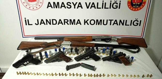 Amasya’da Gazinoya Yapılan Operasyonda 6 Ruhsatsız Silah Ele Geçirildi